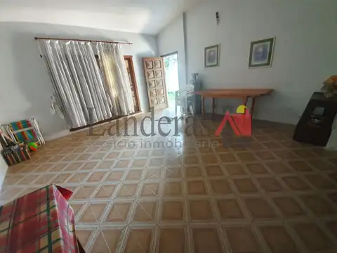 Amplia Casa 3 amb. - Excelente ubicación - Todos los Servicios 