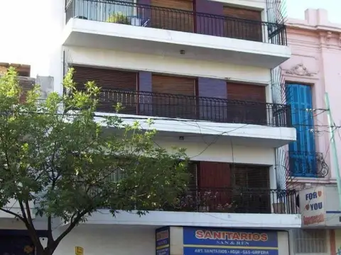 piso de 4 ambientes al frente con balcón corrido y patio
