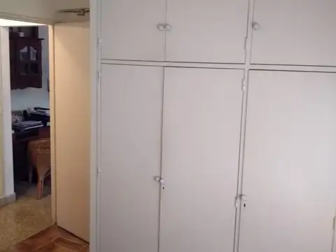 Se trata de un departamento de dos ambientes, lateral con cochera cubierta fija.-