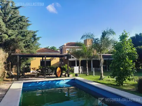 Santa clara, 4 dormitorios(  3 en suite )   2 play, cocina comedor con doble mesada. lote interno!