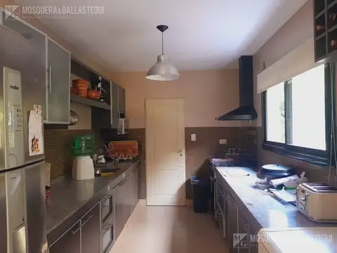 Casa 5 ambientes con 4 baños