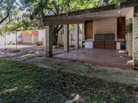VENTA/PERMUTA: Casa 2 dormitorios desarrollada sobre un lote 1800m2.- Roldan