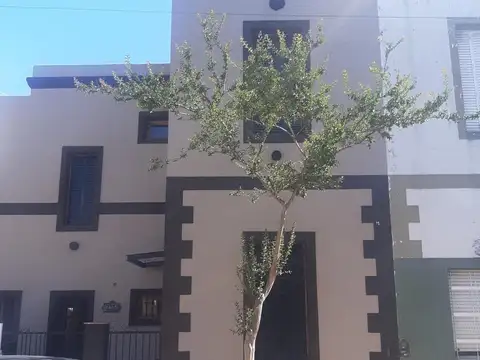 Casa en venta - 3 Dormitorios 2 Baños - 145Mts2 - Liniers