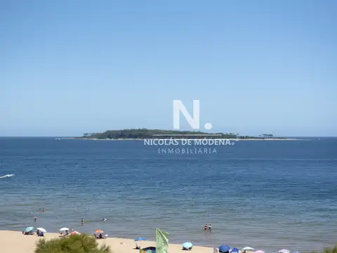 Vende hermoso Penthouse en Playa Mansa con azotea propia en Punta del Este