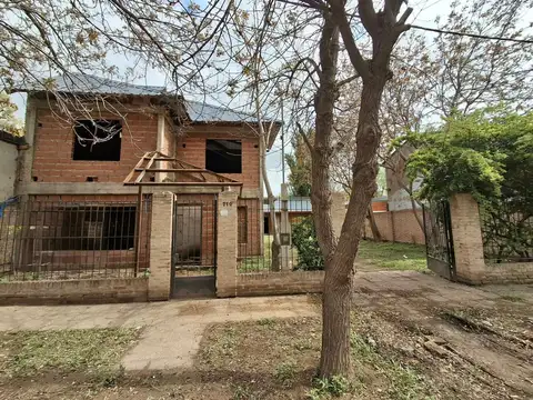 Casa 8 ambientes con 3 baños