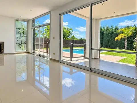 Casa en Alquiler con 2 cocheras