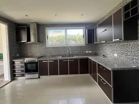 Casa en Alquiler con 2 cocheras