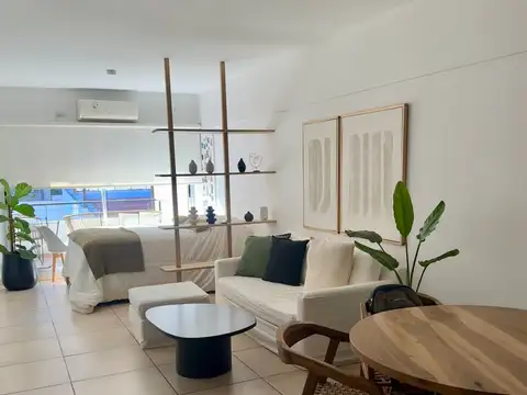 Departamento de ambiente y medio con cochera cubierta fija en venta