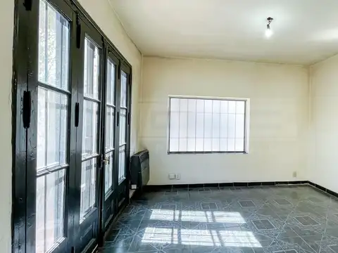 Avellaneda  al 400, entre Agustin Alvarez y Alsina