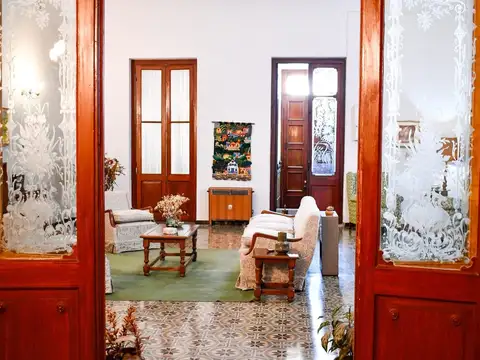 Casa 14 ambientes con 2 baños