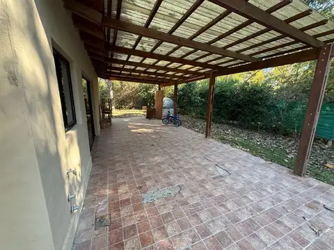Casa quinta con amplio parque, piscina y cinco dormitorios a la venta