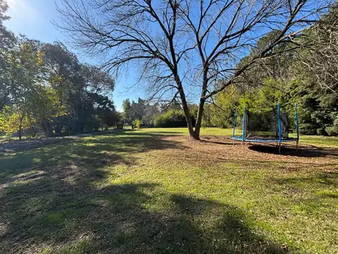 Casa quinta con amplio parque, piscina y cinco dormitorios a la venta