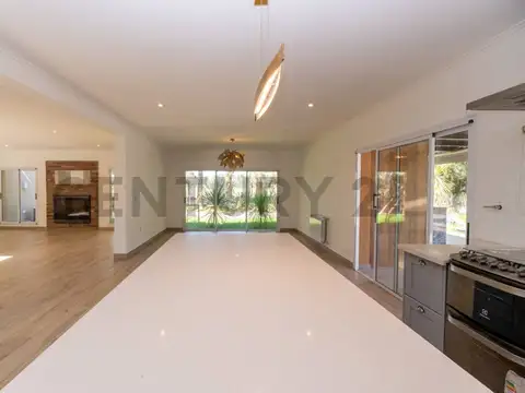 CASA EN VENTA EN MIRALAGOS DE 3 DORMITORIOS
