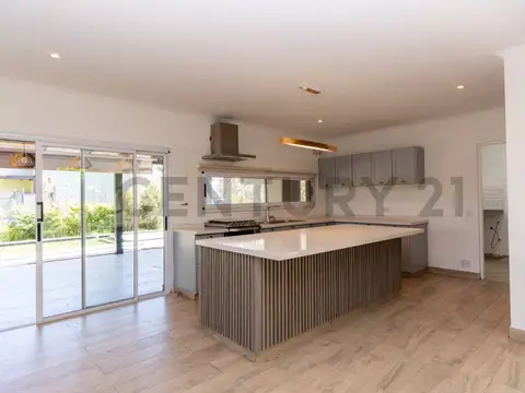 Casa 4 ambientes con 2 baños