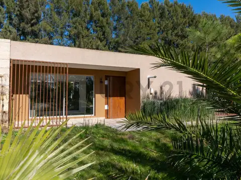 CASA EN VENTA EN MIRALAGOS DE 3 DORMITORIOS