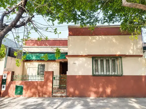 Casa al frente en venta 2 dormitorios