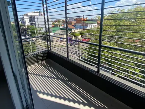 Excelente departamento de 2 ambientes en 3º piso al frente con balcón y terraza