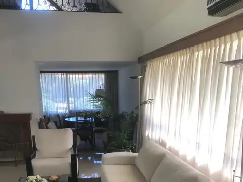 Casa en Venta con 4 cocheras
