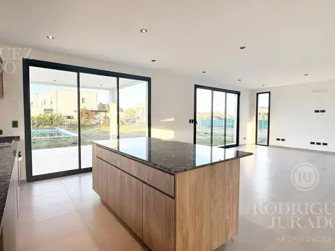 Casa 5 ambientes con 2 baños