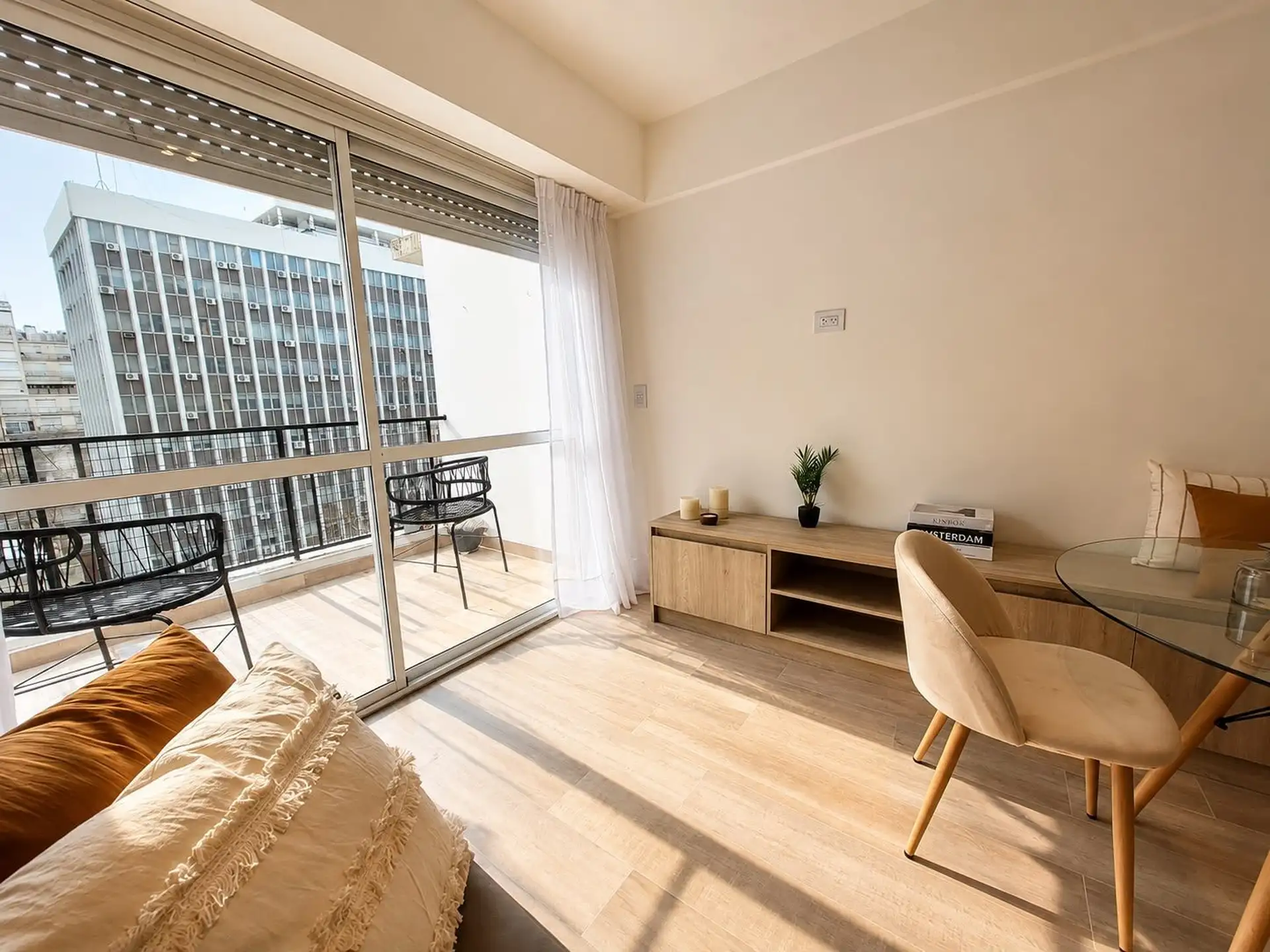 Venta Departamento 2 ambientes con Balcón Terraza. Zona Plaza Colón
