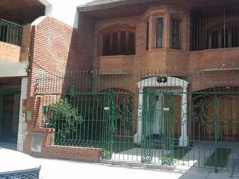 ESPECTACULAR CASA SOBRE LOTE 8,66 x 60 MTS