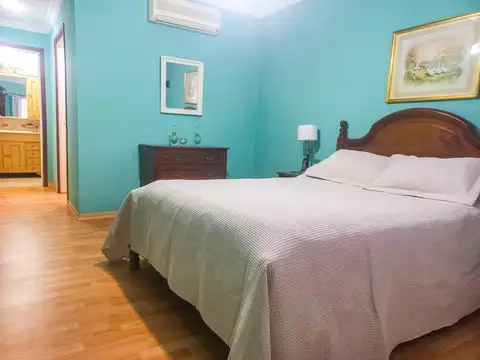 IMPECABLE CHALET DE ESTILO CON PISCINA 