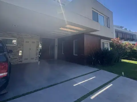 Casa en Alquiler Temporal con 1 cochera