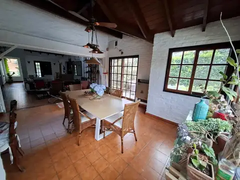 Casa en Alquiler con 1 cochera