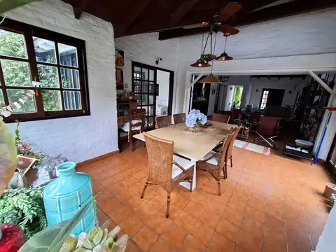 Casa 4 ambientes con 2 baños