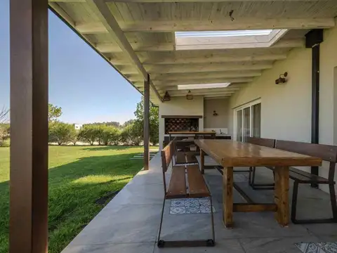 VENTA CASA 4 AMB CON PILETA EN BARRIO LA CERCANÍA