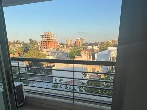 Amplio monoambiente en venta en centro de Ituzaingo.
