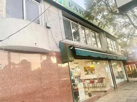 Amplio salón comercial en excelente ubicación.