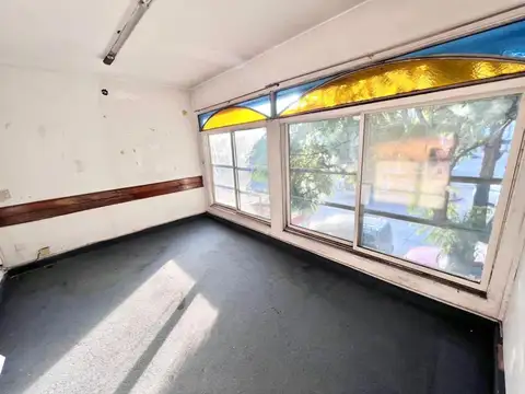 Amplio salón comercial en excelente ubicación.