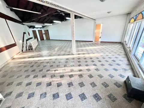 Amplio salón comercial en excelente ubicación.