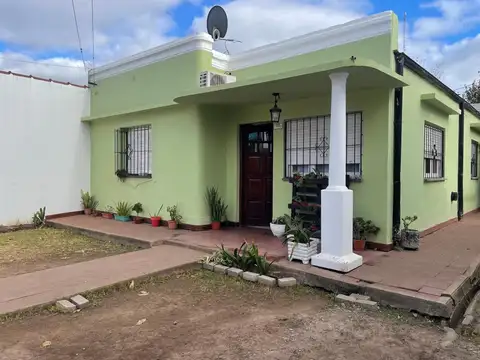 Excelente casa céntrica en venta APTO CREDITO HIPOTECARIO
