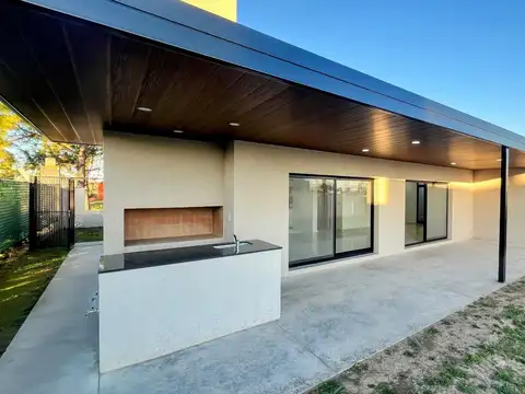 Casa 4 ambientes con 3 baños