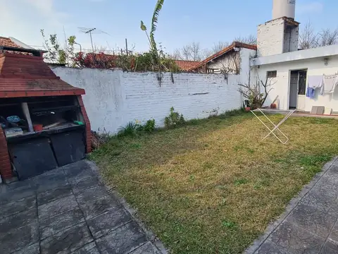 EN VENTA EN CIUDAD JARDIN CHALET 4 AMBIENTES DOS BAÑOS, TODO EN PLANTA BAJA - FICHA 8733