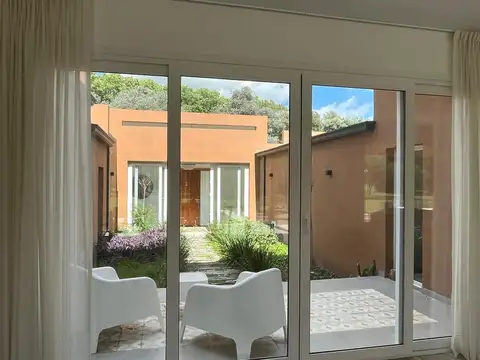 Casa en Alquiler con 2 cocheras