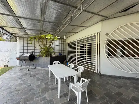 Excelente casa, lote propio con gran fondo con piscina