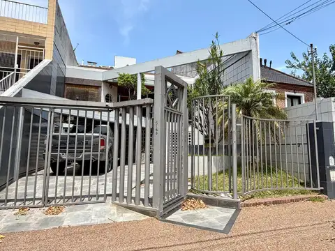 Excelente casa, lote propio con gran fondo con piscina
