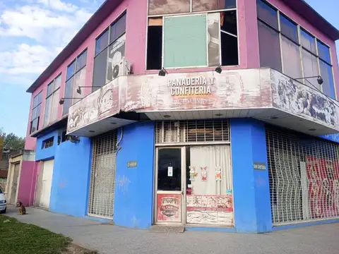 Local comercial de dos plantas con cochera.