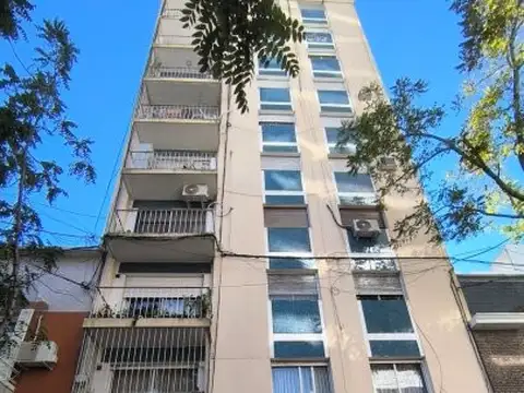 Departamento de 2 dormitorios Tucuman al 1000 al frente con balcon