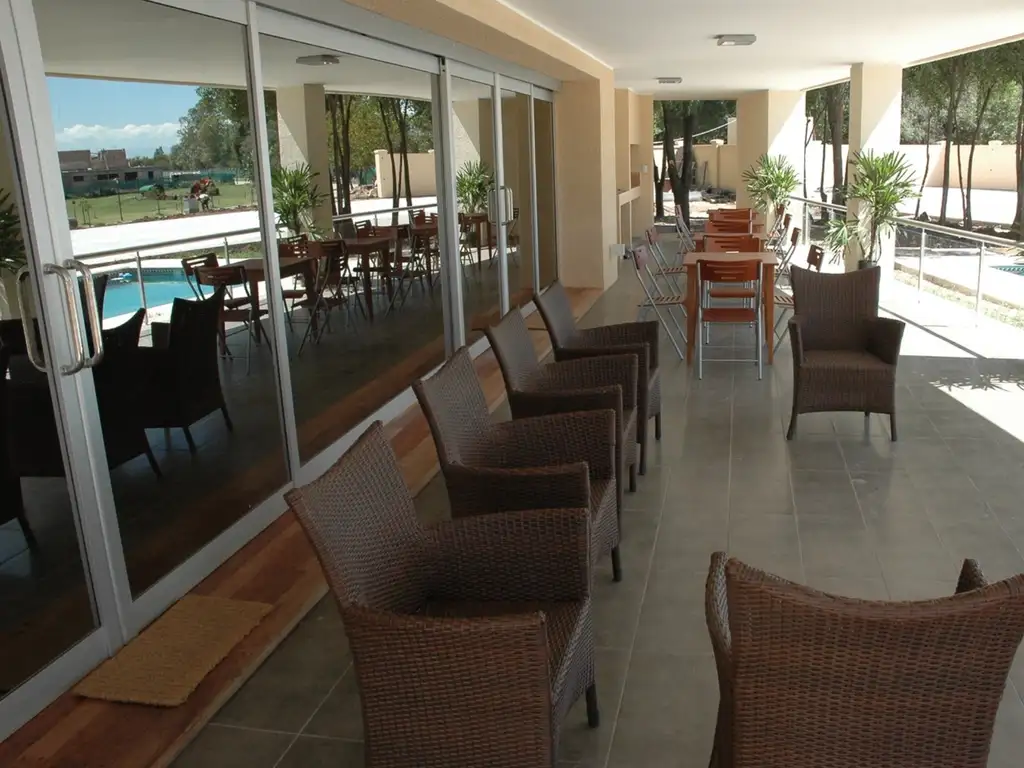 Áreas comunes piscina, club-house en La Santina Country