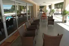 Áreas comunes piscina, club-house en el Country Club, La Santina Country