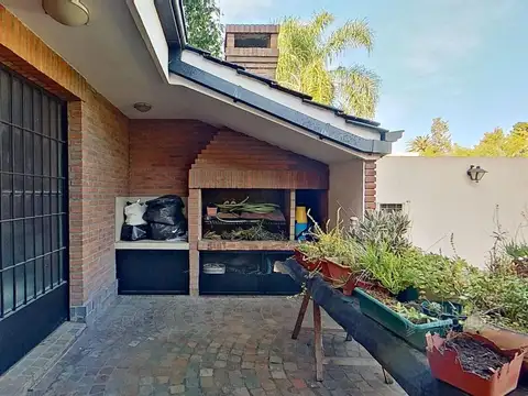 VENTA CASTELAR CASA 7 AMBIENTES COCHERAS PILETA