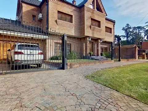 VENTA CASTELAR CASA 7 AMBIENTES COCHERAS PILETA