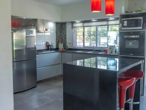 Casa 5 ambientes con 2 baños