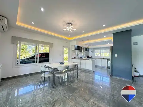 Casa en Venta con 2 cocheras