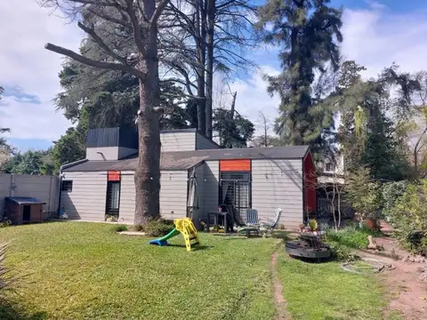 Venta-Villa Udaondo-2 dormitorios-escritorio-jardín/pileta.