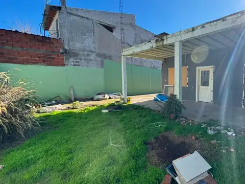 ¡SUPER OPORTUNIDAD! - Terreno con mejoras, ideal inversores